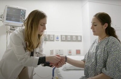 Кодирование Аквилонг в Туле Врач держит пациентку за руку